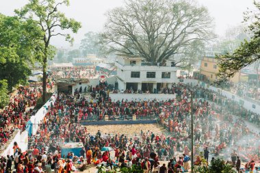 Matatirtha, Katmandu - 20 Nisan 2023: İnsanlar Mata Tirtha Aunsi 'yi Matatirtha Tapınağı, Chandragiri' de Nepali Anneler Günü 'nde kutluyor. İnsanlar bugün buraya gelip ibadet etmenin ölen ruhlara huzur getireceğine inanırlar. 