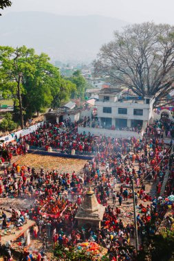 Matatirtha, Katmandu - 20 Nisan 2023: İnsanlar Mata Tirtha Aunsi 'yi Matatirtha Tapınağı, Chandragiri' de Nepali Anneler Günü 'nde kutluyor. İnsanlar bugün buraya gelip ibadet etmenin ölen ruhlara huzur getireceğine inanırlar. 
