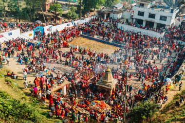 Matatirtha, Katmandu - 20 Nisan 2023: İnsanlar Mata Tirtha Aunsi 'yi Matatirtha Tapınağı, Chandragiri' de Nepali Anneler Günü 'nde kutluyor. İnsanlar bugün buraya gelip ibadet etmenin ölen ruhlara huzur getireceğine inanırlar. 