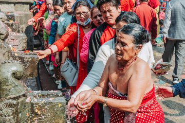 Kathmandu, Nepal - 20 Nisan 2023: Mather 'in Matatirtha Tapınağı, Kathmandu' da kutsal bir banyo yapan Hindu halkı
