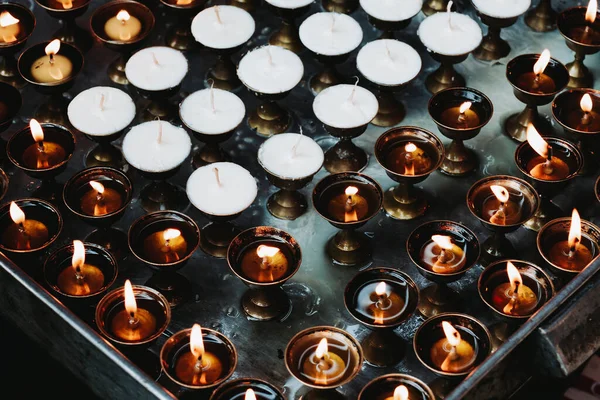 불교인 파에서 촛불을 — 스톡 사진