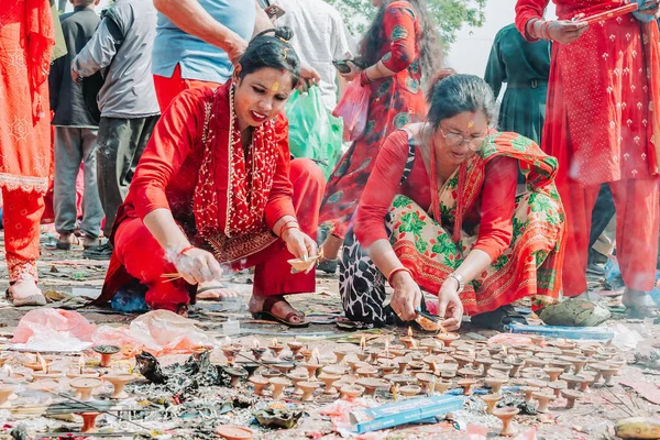 Katmandu Nepal Kwietnia 2023 Poświęcone Hinduskie Kobiety Zapalające Świece Świątyni — Zdjęcie stockowe