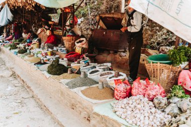 Katmandu, Nepal - 14 Nisan 2023: Katmandu 'da sokak pazarında baharat, fındık, mercimek ve sebze satan insanlar.