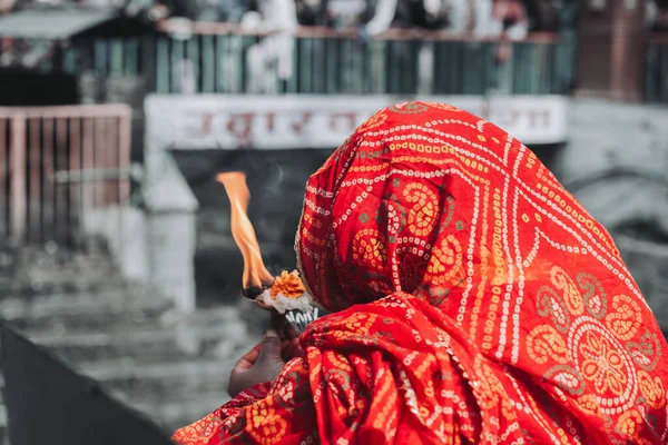 Индуистка Молящаяся Богу Храме Катманду Индуистский Преданный — стоковое фото