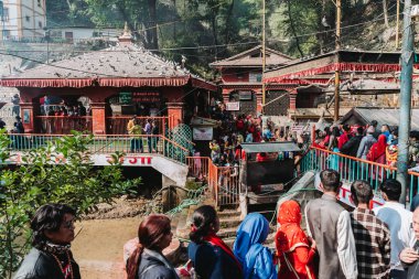 KATMANDU, NEPAL - 14 Nisan 2023: Nepal Yeni Yılı vesilesiyle Kathmandu yakınlarındaki Dakshinkali Tapınağı 'nda Hindu hayranları kalabalığı.