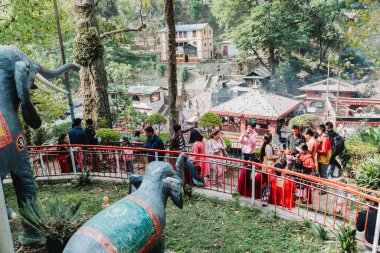 KATMANDU, NEPAL - 14 Nisan 2023: Nepal Yeni Yılı vesilesiyle Kathmandu yakınlarındaki Dakshinkali Tapınağı 'nda fotoğraf çeken Hindu dindarlar.