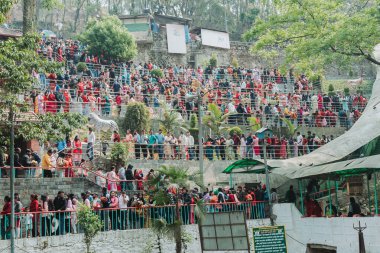 KATMANDU, NEPAL - 14 Nisan 2023: Nepal Yeni Yılı vesilesiyle Kathmandu yakınlarındaki Dakshinkali Tapınağı 'nda Hindu hayranları kalabalığı.