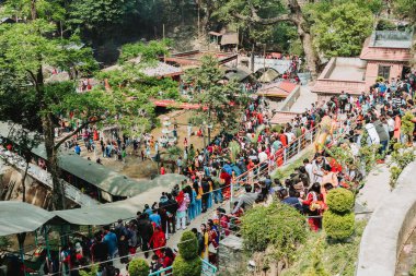 KATMANDU, NEPAL - 14 Nisan 2023: Nepal Yeni Yılı vesilesiyle Kathmandu yakınlarındaki Dakshinkali Tapınağı 'nda Hindu hayranları kalabalığı.