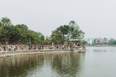 KRITIPUR, NEPAL - 14 Nisan 2023: Kathmandu yakınlarındaki Kritipur 'daki Taumore Gölü manzarası. Bugünlerde, Kathmandu 'da turistlerin ziyaret edebileceği en popüler yerlerden biri..
