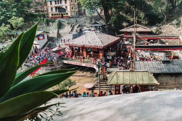 Kathmandu Nepal 2023年4月14日 ネパールの新年2080年の機会にカトマンズ近郊のダッキンアリ寺院のヒンドゥー信者の群衆 — ストック写真
