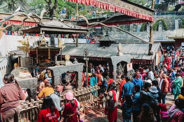 Kathmandu Nepal Abril 2023 Los Devotos Hindúes Ofrecen Oraciones Templo — Foto de Stock