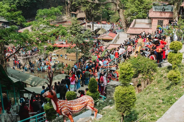Kathmandu Nepal 2023年4月14日 ネパールの新年2080年の機会にカトマンズ近郊のダクシンカリ寺院の敷地内におけるヒンドゥ教徒の信者の群衆 — ストック写真