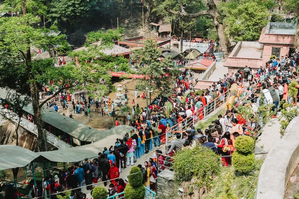 Kathmandu Nepal 2023年4月14日 ネパールの新年2080年の機会にカトマンズ近郊のダッキンアリ寺院のヒンドゥー信者の群衆 — ストック写真