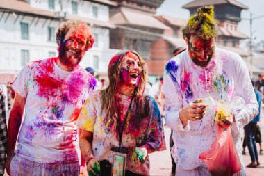 KATHMANDU, NEPAL - 6 Mart 2023: Katmandu 'daki Basantapur Durbar Meydanı' nda Mutlu Holi festivalinin tadını çıkaran turistler. Holi bir renk festivali olarak kutlanan bir bahar festivali..