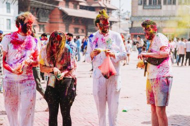 KATHMANDU, NEPAL - 6 Mart 2023: Katmandu 'daki Basantapur Durbar Meydanı' nda Mutlu Holi festivalinin tadını çıkaran turistler. Holi bir renk festivali olarak kutlanan bir bahar festivali..