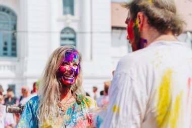 KATHMANDU, NEPAL - 6 Mart 2023: Katmandu 'daki Basantapur Durbar Meydanı' nda Mutlu Holi festivalinin tadını çıkaran turistler. Holi bir renk festivali olarak kutlanan bir bahar festivali..