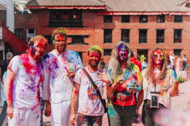KATHMANDU, NEPAL - 6 Mart 2023: Katmandu 'daki Basantapur Durbar Meydanı' nda Mutlu Holi festivalinin tadını çıkaran turistler. Holi bir renk festivali olarak kutlanan bir bahar festivali..