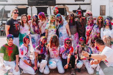 KATHMANDU, NEPAL - 6 Mart 2023: Katmandu 'daki Basantapur Durbar Meydanı' nda Mutlu Holi festivalinin tadını çıkaran turistler. Holi bir renk festivali olarak kutlanan bir bahar festivali..