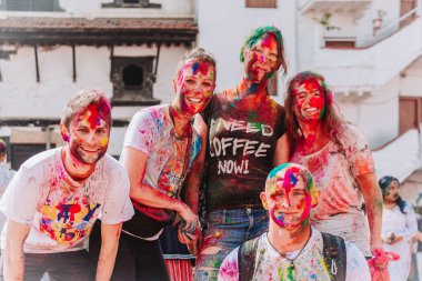 KATHMANDU, NEPAL - 6 Mart 2023: Katmandu 'daki Basantapur Durbar Meydanı' nda Mutlu Holi festivalinin tadını çıkaran turistler. Holi bir renk festivali olarak kutlanan bir bahar festivali..