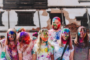 KATHMANDU, NEPAL - 6 Mart 2023: Katmandu 'daki Basantapur Durbar Meydanı' nda Mutlu Holi festivalinin tadını çıkaran turistler. Holi bir renk festivali olarak kutlanan bir bahar festivali..