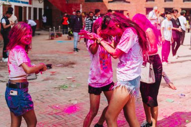 KATHMANDU, NEPAL - 6 Mart 2023: Nepal halkı Basantapur Durbar Meydanı Katmandu 'da Mutlu Holi festivalini kutluyor. Holi bir renk festivali olarak kutlanan bir bahar festivali..