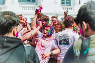 KATHMANDU, NEPAL - 6 Mart 2023: Nepal halkı Basantapur Durbar Meydanı Katmandu 'da Mutlu Holi festivalini kutluyor. Holi bir renk festivali olarak kutlanan bir bahar festivali..