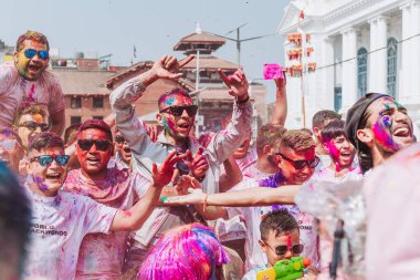 KATHMANDU, NEPAL - 6 Mart 2023: Nepal halkı Basantapur Durbar Meydanı Katmandu 'da Mutlu Holi festivalini kutluyor. Holi bir renk festivali olarak kutlanan bir bahar festivali..