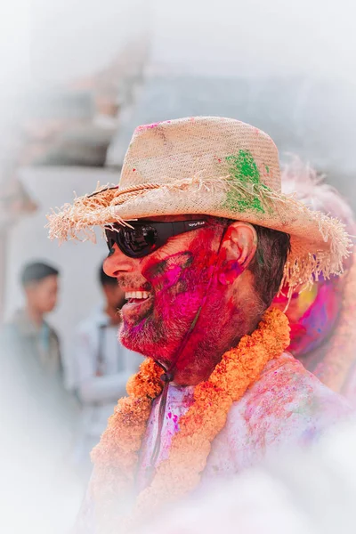 カトマンズ ネパール 2023年3月6日 カトマンズのBasantapur Durbar Squareでホリ祭りを祝うハッピー観光客 ホリは色の祭りとして祝われる春祭りです — ストック写真