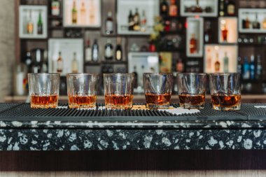 Bulanık içki tezgahı manzaralı alkollü içecekler servis edildi..