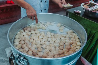 Geleneksel çok popüler Nepal yemekleri. Nepalli buğulanmış momo köftesi pişirme ve partide servis yapma. Resmi kapat.