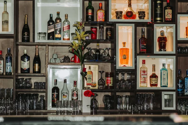 Garrafas Álcool Restaurante Bar Com Boa Iluminação Nas Prateleiras Design — Fotografia de Stock
