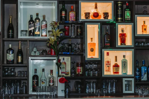Пляшки Алкоголем Ресторанному Барі Гарним Освітленням Полицях Сучасний Дизайн Барів — стокове фото