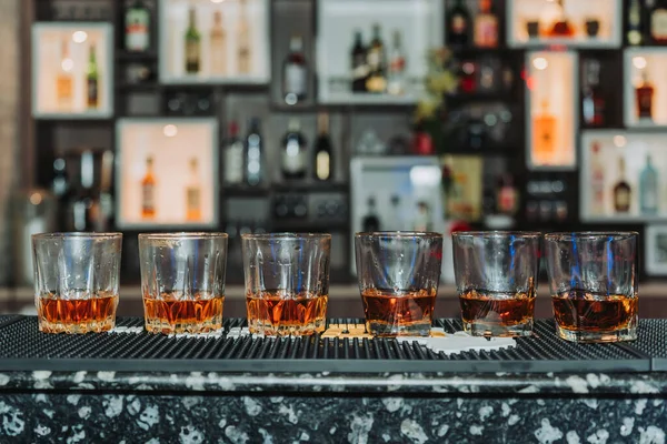 Bebidas Alcoólicas Servidas Com Vista Para Cenário Bar Bebidas Desfocadas — Fotografia de Stock