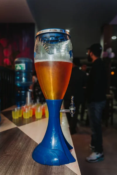 Frasco Cerveja Fresca Colocado Festa Por Servir Muitas Pessoas Cerveja — Fotografia de Stock