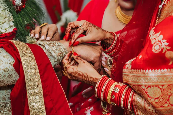 Hindu gelin ve damat düğün gününde düğün ritüelleri gerçekleştiriyorlar.