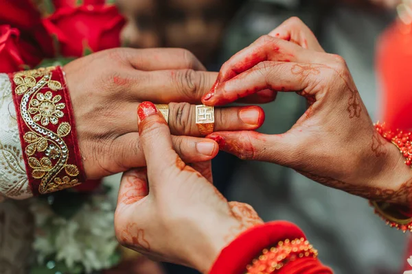 stock image Hindu Bride and groom Performing wedding ring ceremony according to Hindu culture.