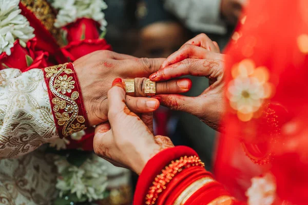 Hinduistická Nevěsta Ženich Provádění Svatební Prsten Obřad Podle Hinduistické Kultury — Stock fotografie