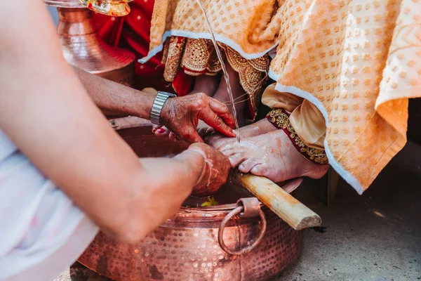 Неизвестные Индуисты Исполняющие Свадебные Ритуалы Соответствии Индуистской Религией — стоковое фото