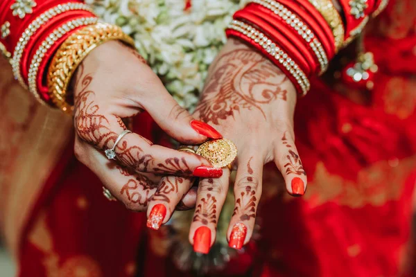 Braut Hände Berühren Ehering Braut Hände Mehendi Und Armreifen — Stockfoto