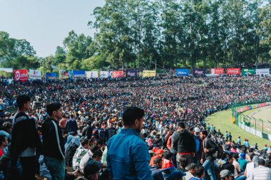 Kathmandu, Nepal - 5 Kasım 2023: Katmandu Stadyumu 'nun dışındaki Tribhuvan Uluslararası Kriket Sahası' nda Nepal ve Umman arasındaki Dünya Kupası eleme maçını izleyen çılgın Nepalli kriket taraftarları.