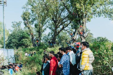 Kathmandu, Nepal - 5 Kasım 2023: Nepalli Çılgın kriket taraftarları, Katmandu 'daki Tribhuvan Uluslararası Kriket Stadyumu' nda Nepal vs Umman arasında oynanan Dünya Kupası eleme maçını izliyorlar. TU Alanı