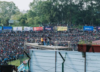 Kathmandu, Nepal - 5 Kasım 2023: Katmandu Stadyumu 'nun dışındaki Tribhuvan Uluslararası Kriket Sahası' nda Nepal ve Umman arasındaki Dünya Kupası eleme maçını izleyen çılgın Nepalli kriket taraftarları.
