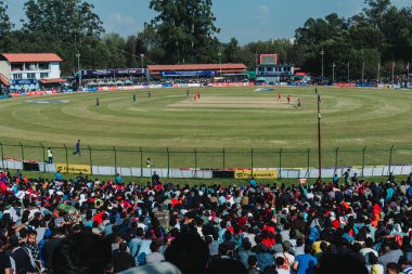 Kathmandu, Nepal - 5 Kasım 2023: Tribhuvan Uluslararası Kriket Sahası 'nda Nepal ve Umman arasında oynanan T20 Dünya Kupası ön eleme maçını izleyen çılgın Nepalli kriket taraftarları.