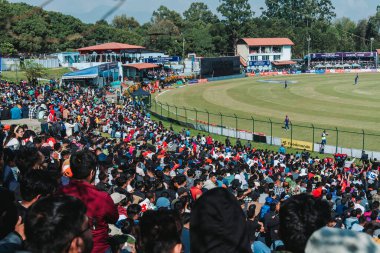 Kathmandu, Nepal - 5 Kasım 2023: Tribhuvan Uluslararası Kriket Sahası 'nda Nepal ve Umman arasında oynanan T20 Dünya Kupası ön eleme maçını izleyen çılgın Nepalli kriket taraftarları.