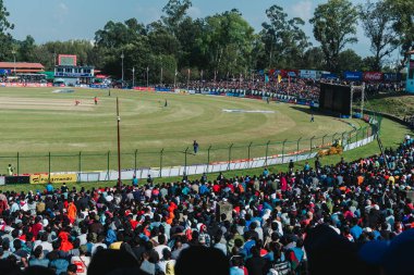 Kathmandu, Nepal - 5 Kasım 2023: Tribhuvan Uluslararası Kriket Sahası 'nda Nepal ve Umman arasında oynanan T20 Dünya Kupası ön eleme maçını izleyen çılgın Nepalli kriket taraftarları.