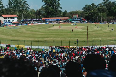 Kathmandu, Nepal - 5 Kasım 2023: Tribhuvan Uluslararası Kriket Sahası 'nda Nepal ve Umman arasında oynanan T20 Dünya Kupası ön eleme maçını izleyen çılgın Nepalli kriket taraftarları.