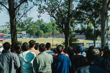 Kathmandu, Nepal - 5 Kasım 2023: Tribhuvan Uluslararası Kriket Sahası 'nda Nepal ve Umman arasında oynanan T20 Dünya Kupası ön eleme maçını izleyen çılgın Nepalli kriket taraftarları.