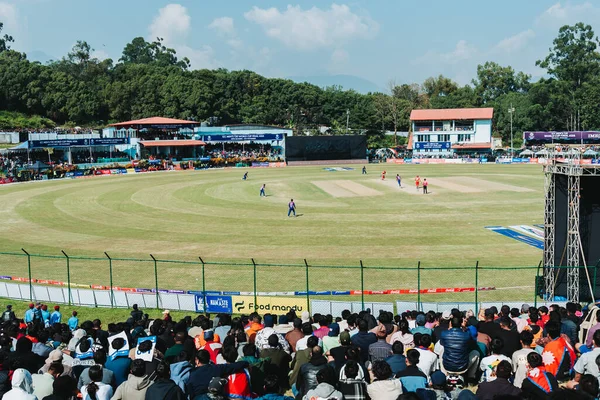Kathmandu, Nepal - 5 Kasım 2023: Tribhuvan Uluslararası Kriket Sahası 'nda Nepal ve Umman arasında oynanan T20 Dünya Kupası ön eleme maçını izleyen çılgın Nepalli kriket taraftarları.