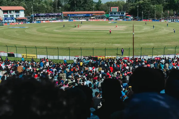Kathmandu, Nepal - 5 Kasım 2023: Tribhuvan Uluslararası Kriket Sahası 'nda Nepal ve Umman arasında oynanan T20 Dünya Kupası ön eleme maçını izleyen çılgın Nepalli kriket taraftarları.