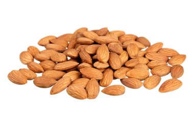 Beyaz arkaplanda izole edilmiş badem yığını